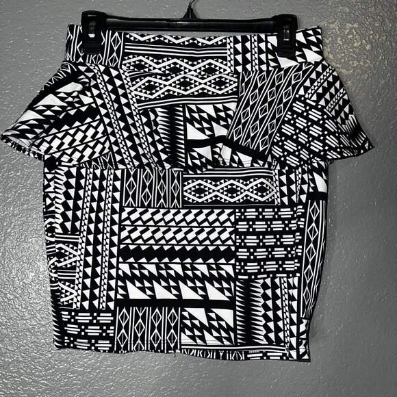 Women’s Large Black White Geometric Tribal Print Bodycon Mini Skirt W28 L17 - Picture 3 of 3